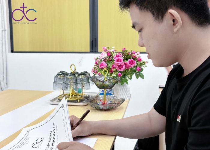 Các bạn học viên kí hợp đồng với đơn hàng mình chọn